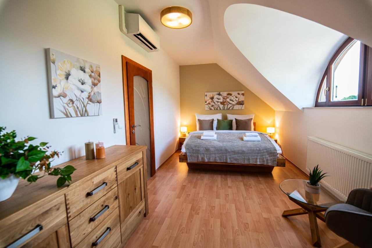 Villa With Pool & Sauna In Beer Village Velke Popovice Ngoại thất bức ảnh